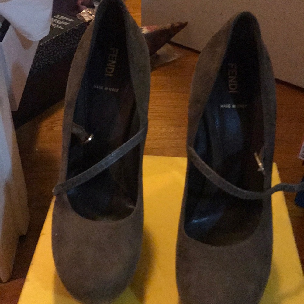 Beautiful Authentic  Fendi pumps.